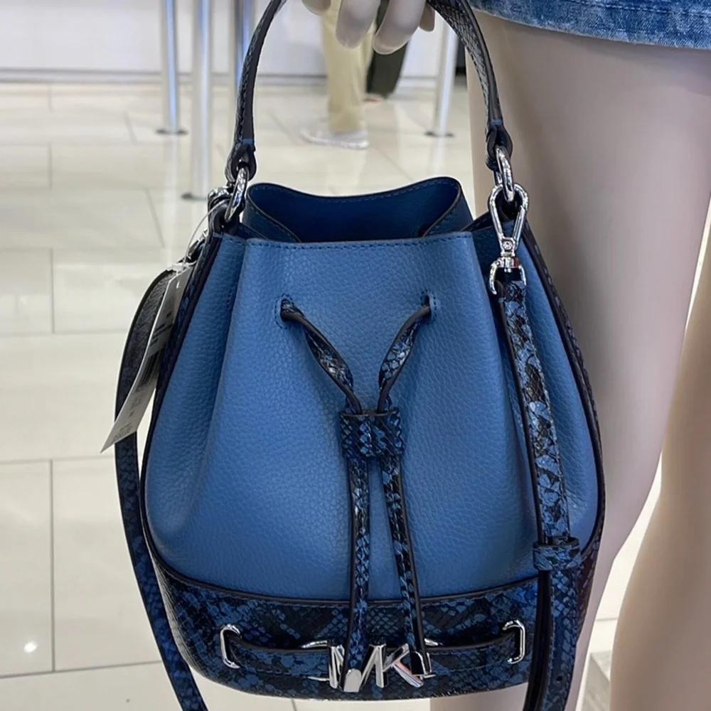 MICHAEL KORS
Reed Md Pebbled Leather Belted Bucket Messenger Satchel Crossbody - Picture 1 of 16